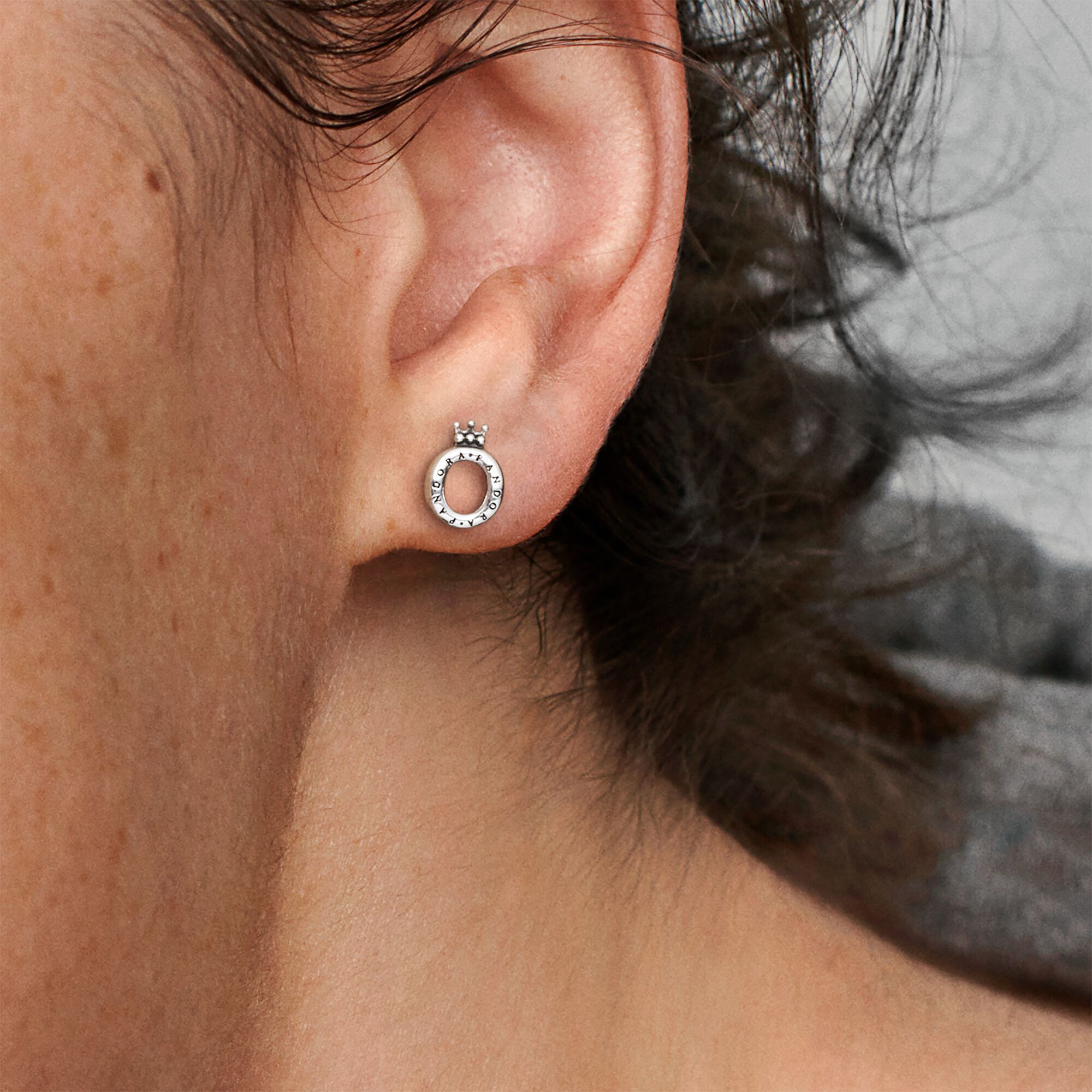 Polished Crown O Stud Earrings | Sterling silver | Pandora TH